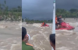 Lâm Đồng: Giải cứu người đàn ông bám cành cây giữa dòng nước chảy xiết ở xã Hàm Liêm