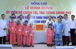 Thủ tướng trao quà của Tổng Bí thư, Chủ tịch nước Tô Lâm tặng các bệnh nhi ung thư