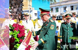 Đại tướng Nguyễn Trọng Nghĩa dâng hoa tưởng niệm Chủ tịch Hồ Chí Minh tại Algeria