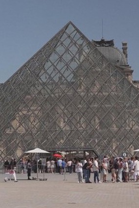 Pháp: Bảo tàng Louvre bị trộm, buộc phải đóng cửa