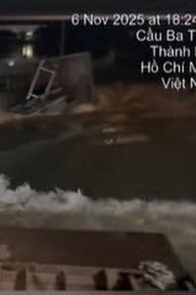 Vỡ đê khu vực Cầu Đôi (cầu Ba Thôn), gần Đình Giao Khẩu, phường An Phú Đông, TP. Hồ Chí Minh