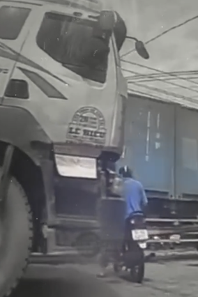 Va chạm giữa xe tải và xe máy tại ngã tư Nguyễn Thị Minh Khai - Lê Hồng Phong