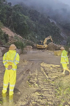 Lâm Đồng: CSGT giải cứu 20 người mắc kẹt giữa đèo Khánh Lê