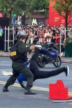 Chiến sĩ Công an nhân dân biểu diễn kỹ chiến thuật điêu luyện tấn công trấn áp tội phạm