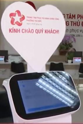 Ngày đầu đến phường làm thủ tục, người dân bất ngờ khi được robot hướng dẫn