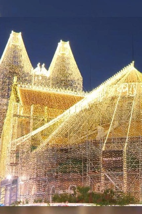 Nhà thờ Đức Bà “lên đèn” đón giới trẻ nhân dịp Giáng sinh