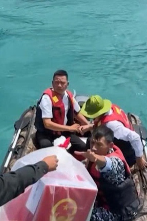 Vượt sóng đưa thùng phiếu đến với cử tri tại "Đảo Rùa" lớn nhất Việt Nam