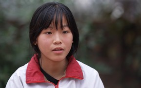 Mái ấm gia đình Việt: Cha sống thực vật, Hải Yến vừa đi học vừa phụ mẹ chăm cha