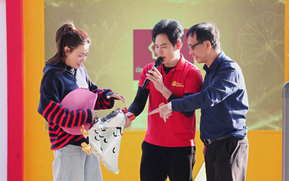 NSƯT Đức Khuê, Thanh Hương hạnh phúc khi đến với "Mái ấm gia đình Việt"