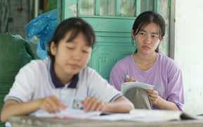Mái ấm gia đình Việt: Cha qua đời, chị gái gác giấc mơ đại học, nuôi em đến trường