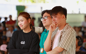 Duy Khương bật khóc trước cậu bé mồ côi mẹ, không biết cha là ai