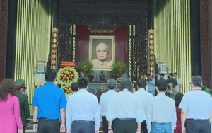 Đoàn đại biểu TP. Hồ Chí Minh dâng hương các anh hùng liệt sĩ