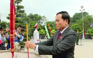 Đoàn đại biểu dự Đại hội đại biểu Đảng bộ TP. Hồ Chí Minh lần thứ I dâng hương các anh hùng liệt sĩ