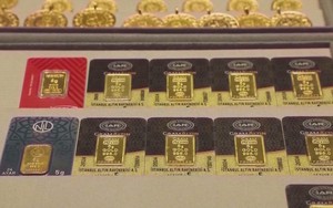 Vàng thế giới quay đầu giảm hơn 2% sau khi ông Trump nói về thuế quan với Trung Quốc