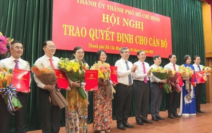 Thành ủy TP. Hồ Chí Minh trao quyết định điều động, bổ nhiệm cán bộ cơ sở