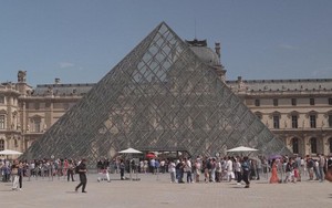 Pháp: Bảo tàng Louvre bị trộm, buộc phải đóng cửa