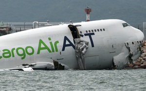 Cận cảnh máy bay lao xuống biển ở Hong Kong (Trung Quốc)