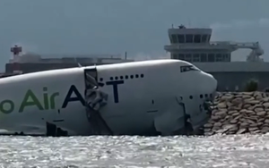 Hong Kong (TQ): Máy bay trượt khỏi đường băng lao xuống biển, 2 người thiệt mạng