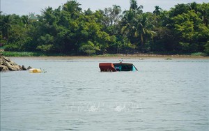 Khẩn trương tìm kiếm người mất tích do lật thuyền trên lòng hồ sông Đà
