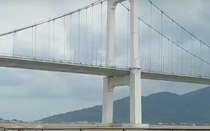 Đà Nẵng - Đường ven sông Hàn bị sóng đánh vỡ tan