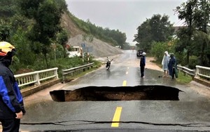 'Hố tử thần' xuất hiện trên cầu sau mưa lớn ở Đà Nẵng, nuốt chửng xe máy