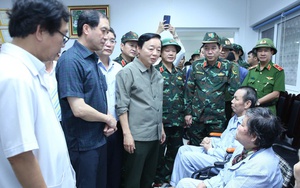 Phó Thủ tướng Trần Hồng Hà thăm, động viên bệnh nhân và nhân viên y tế Bệnh viện Phục hồi chức năng Huế