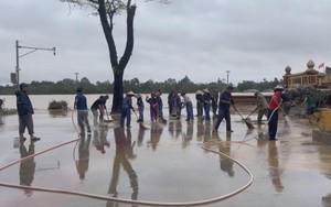 TP Huế: Dọn vệ sinh môi trường, khôi phục nhịp sống sau lũ