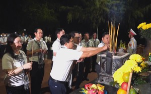 Đoàn đại biểu Đảng ủy các cơ quan Đảng TP. Hồ Chí Minh dâng hương nghĩa trang Hàng Dương