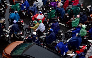 Sáng 12/11, mưa lớn khiến nhiều tuyến đường TP. Hồ Chí Minh ngập cục bộ, giao thông ùn ứ