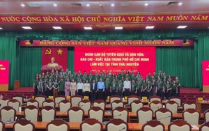 Đoàn công tác TP. Hồ Chí Minh thăm, tặng quà các hộ dân bị ảnh hưởng bởi bão lũ ở Thái Nguyên