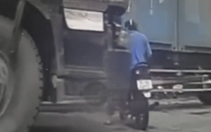 Va chạm giữa xe tải và xe máy tại ngã tư Nguyễn Thị Minh Khai - Lê Hồng Phong