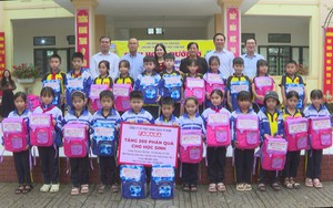 600 phần quà tiếp sức học sinh vùng lũ Nghệ An - Hà Tĩnh