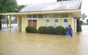 Huế: Lũ trên sông Hương dâng cao do mưa lớn