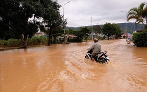 Quốc lộ 20 đi Đà Lạt bị ngập sâu, ô tô không thể lưu thông