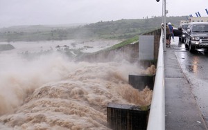 Thủy điện xả lũ về hạ du với lưu lượng gần 9.800 mét khối/giây