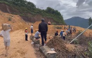 Cắt rừng, vượt sông mang lương thực vào cho đồng bào vùng cô lập sau mưa lũ