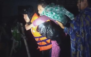 Gần 400 cán bộ, chiến sĩ Vùng 4 Hải quân xuyên đêm giúp nhân dân trong mưa lũ