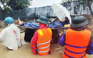 Bộ đội Biên phòng tỉnh Gia Lai vào tâm lũ đưa người dân đến nơi an toàn