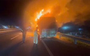 Xe giường nằm bốc cháy trên cao tốc TP. Hồ Chí Minh - Trung Lương