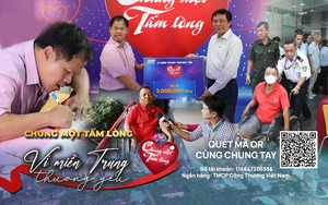 Tình người vượt nghịch cảnh: Hai chàng thanh niên khuyết tật "Chung một tấm lòng: Vì miền Trung thương yêu"!