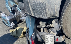 Xe đầu kéo cuốn xe máy vào gầm tại giao lộ ở phường Bình Tân