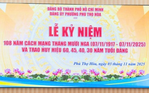 Phường Phú Thọ Hòa trao Huy hiệu Đảng, kỷ niệm 108 năm Cách mạng Tháng Mười Nga