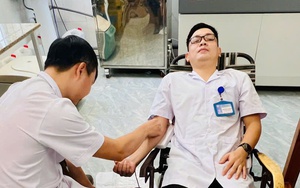 Nhân viên y tế hiến máu cứu thai phụ vỡ thai ngoài tử cung nguy kịch giữa đỉnh lũ