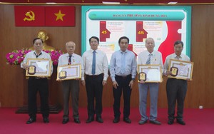 Trao tặng Huy hiệu Đảng cho các đảng viên tại phường Bình Hưng