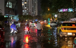 Triều cường dâng cao, nhiều tuyến đường ở TP. Hồ Chí Minh ngập sâu