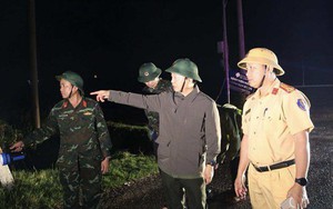 Phó Thủ tướng Trần Hồng Hà thị sát khu vực Quy Nhơn ngay trong đêm sau khi bão số 13 quét qua