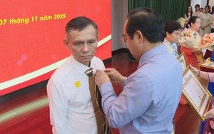 Đảng bộ UBND TP. Hồ Chí Minh trao Huy hiệu Đảng cho 32 đảng viên