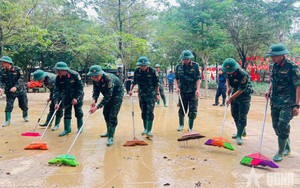 Trung đoàn 6 (Bộ CHQS TP. Huế) khẩn trương dọn lũ, giúp dân sớm ổn định cuộc sống