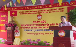 Lãnh đạo TP. Hồ Chí Minh trao tặng quà cho hộ gia đình khó khăn phường Chánh Hưng