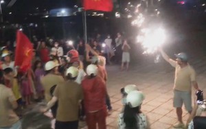 Hàng ngàn người dân Lý Sơn đón ba ngư dân trở về sau hành trình thoát chết kỳ diệu trên biển